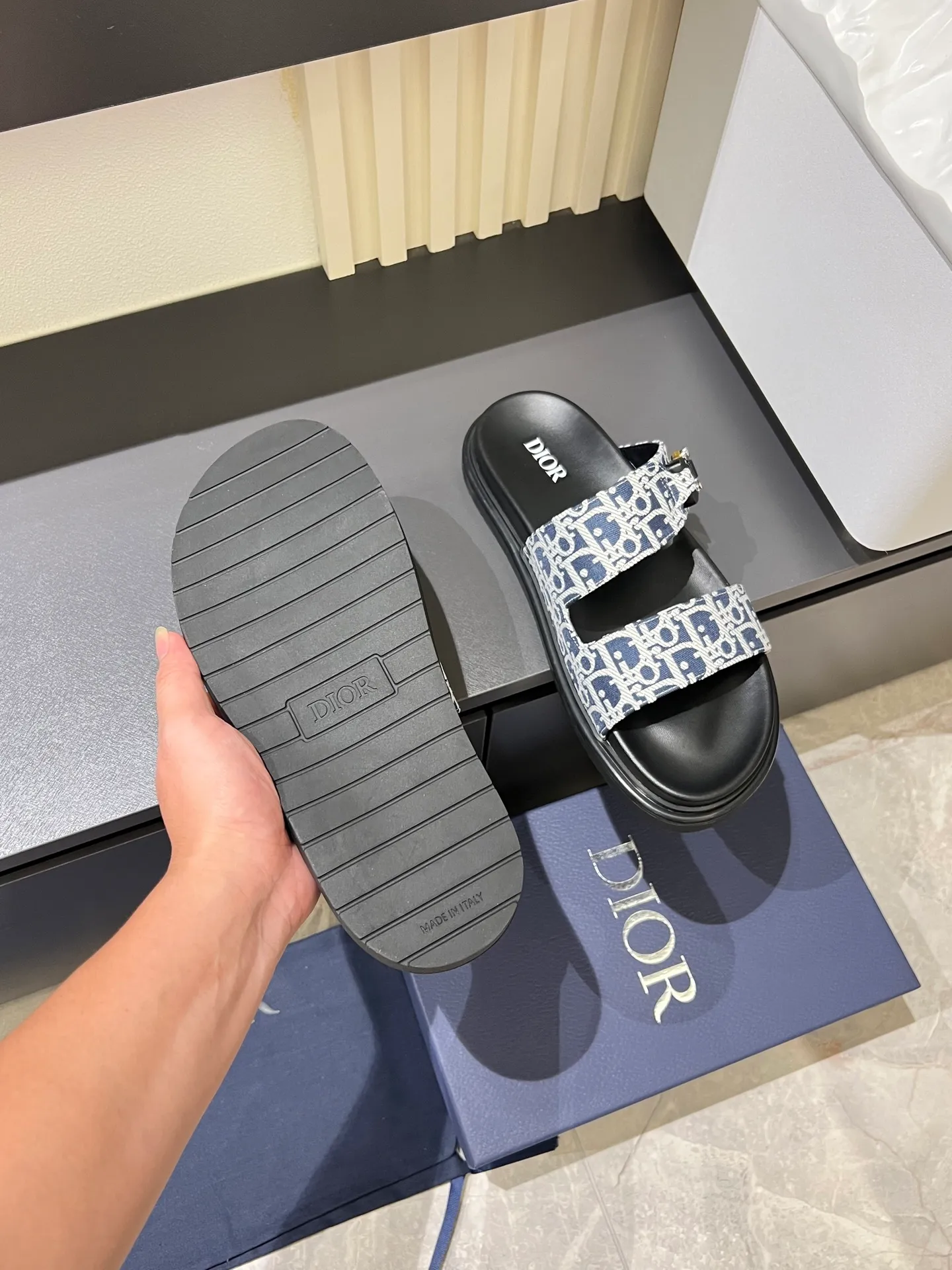 Men's Men's Shoes 💰p320 Dio* Men's Sandals Slippers. Showcasing Dior haute couture design. The Dior gray suede strap is accented with an aluminum Dior buckle for added style. Paired with a comfortable tonal notch sole, they pair easily with shorts or jeans for a sophisticated look. Main body: suede cow leather, technical fabric lining: cow leather, with adjustable straps, aluminum Dior buckle, Dior gray EVA insole, tonal notched rubber outsole splicing structure, size: 38-44 (customized at 45.46)